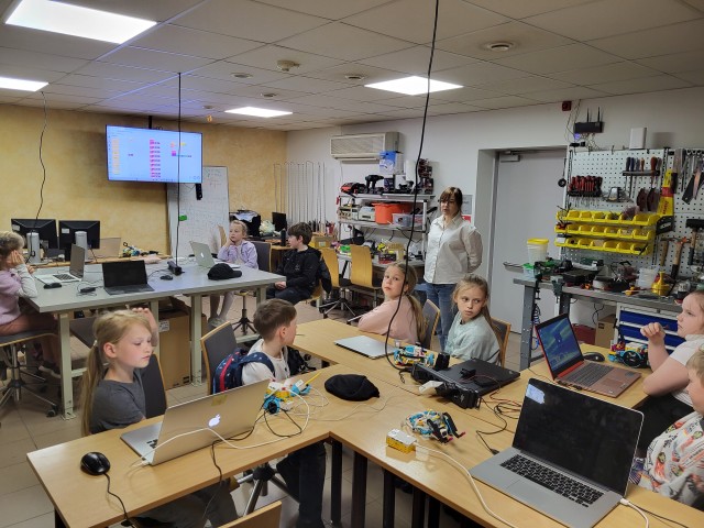 Bibliotēkas organizēts robotikas nodarbības apmeklējums